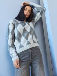 Sweter z wzorem w romby - wielobarwny. Swetry nierozpinane damskie Sinsay, l, bez wzorów, bez kołnierzyka, bez ramiączek. Za 59.99 zł.