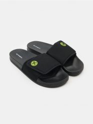 Klapki na rzepy - czarny. Czarne klapki męskie Sinsay, bez wzorów, bez zapięcia. Za 29.99 zł.