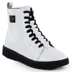 Skórzane lakierowane ocieplane botki damskie białe Filippo DBT7273. Białe botki damskie Filippo, bez wzorów, z lakierowanej skóry, bez obcasa, bez zapięcia. Za 127.99 zł.