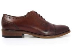 Brązowe przecierane brogsy typu adelaide T138. Brązowe buty wizytowe męskie Modini Moda Męska, z aplikacjami, ze skóry, bez obcasa, bez zapięcia. W wyprzedaży za 333.00 zł.