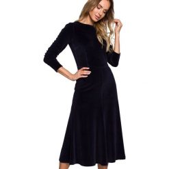 Sukienka welurowa midi rozkloszowana z rękawem 3/4 bawełniana granat. Sukienki damskie MOE, l, bez wzorów, z bawełny, eleganckie, bez kołnierzyka, bez ramiączek, midi, rozkloszowane. Za 309.00 zł.