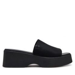 Klapki Aldo. Czarne klapki damskie Aldo, bez wzorów, bez obcasa, bez zapięcia. Za 229.99 zł.