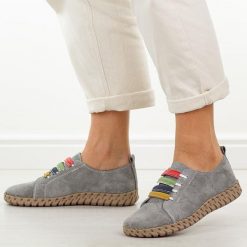 Szare skórzane półbuty damskie Vinceza 95377. Szare półbuty damskie VINCEZA, na lato, bez wzorów, z jeansu, biznesowe, z okrągłym noskiem, bez obcasa, bez zapięcia. W wyprzedaży za 197.10 zł.