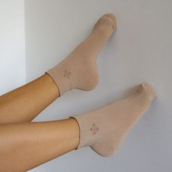 Beżowe skarpetki damskie - delikatny wzór 727. Brązowe skarpetki damskie Milena, bez wzorów, z bawełny. Za 14.90 zł.