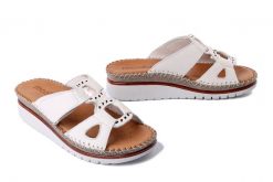 MANITU 900157-81 offwhite, klapki damskie. Brązowe klapki damskie Manitu, na lato, bez wzorów, ze skóry, bez obcasa, na koturnie, bez zapięcia. Za 172.19 zł.