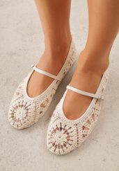 Beżowe Ażurowe Balerinki VICES w Stylu Boho z Paskiem z Klamerką Phepheu. Brązowe balerinki damskie Born2be, w ażurowe wzory, z jeansu, boho, bez obcasa, bez zapięcia. Za 99.99 zł.