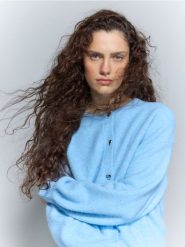 Sweter z dekoracyjnymi guzikami - jasnoniebieski. Niebieskie swetry nierozpinane damskie Reserved, l, bez wzorów, z dzianiny, bez kołnierzyka, bez ramiączek. Za 129.99 zł.