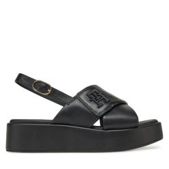 Sandały Tommy Hilfiger. Czarne sandały damskie Tommy Hilfiger, bez wzorów, bez obcasa, na koturnie, bez zapięcia. Za 339.99 zł.