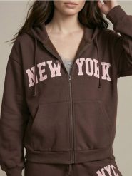 Rozpinana bluza hoodie z kieszeniami i napisem NEW YORK - brązowy. Brązowe bluzy damskie Sinsay, l, bez wzorów, sportowe, bez ramiączek, bez kaptura. Za 49.99 zł.
