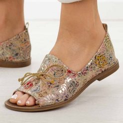 Złote róże skórzane Polskie sandały damskie z zakrytą piętą Deoni D488. Żółte sandały damskie Deoni, bez wzorów, ze skóry, bez obcasa, bez zapięcia. Za 419.00 zł.