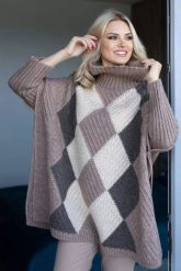 Kolorowy sweter jak ponczo z golfem wzór w romby brązowy. Brązowe swetry nierozpinane damskie PeeKaBoo, uniwersalny, bez wzorów, eleganckie, bez kołnierzyka, bez ramiączek. Za 329.00 zł.