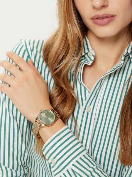 Lacoste Zegarek Capucine 2001403 Złoty. Żółte, analogowe zegarki damskie Lacoste, złote. Za 569.99 zł.