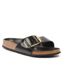 Klapki Birkenstock. Czarne klapki damskie Birkenstock, bez wzorów, bez obcasa, bez zapięcia. Za 629.99 zł.