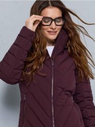 Pikowana kurtka puffer z kapturem - fioletowy. Fioletowe kurtki sportowe damskie Sinsay, l, bez wzorów, bez ramiączek, z kapturem. Za 59.99 zł.