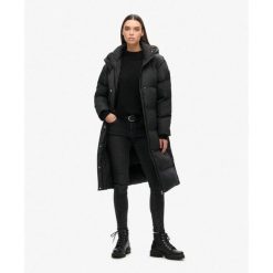 Długi pikowany płaszcz z kapturem. Czarne płaszcze damskie Superdry, bez wzorów, eleganckie, bez kołnierzyka, z kapturem. W wyprzedaży za 605.30 zł.