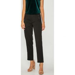 Guess Jeans - Spodnie. Czarne spodnie materiałowe damskie Guess Jeans, bez wzorów, z jeansu, casualowe. W wyprzedaży za 299.90 zł.