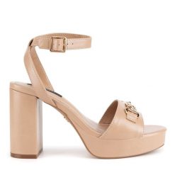 Sandały Nine West. Brązowe sandały damskie Nine West, bez wzorów, bez obcasa, na słupku, bez zapięcia. Za 199.99 zł.