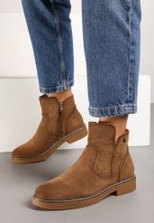 Brązowe Płaskie Botki Ozdobione Aplikacją i Przeszyciami Hariella. Brązowe botki damskie Born2be, z aplikacjami, z jeansu, eleganckie, bez obcasa, na płaskiej podeszwie, bez zapięcia. Za 79.99 zł.