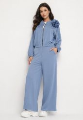 Niebieski Komplet Dresowy z Wiskozą Szerokie Spodnie i Bluza ze Stójką i Broszką Redasena. Niebieskie bluzy damskie Born2be, bez wzorów, z dresówki, sportowe, bez ramiączek, bez kaptura. Za 179.99 zł.