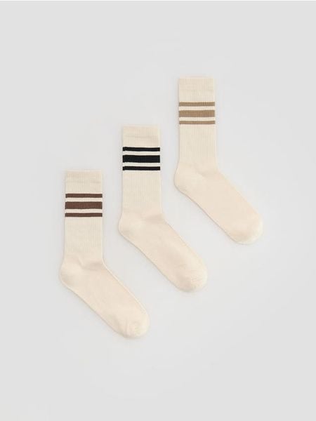 3 pack długich skarpet - złamana biel. Skarpety męskie Reserved, bez wzorów. Za 49.99 zł.