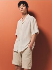 Wiskozowa koszula w paski - biały. Białe koszule męskie Reserved, l, bez wzorów, z tkaniny, bez kołnierzyka, bez ramiączek. W wyprzedaży za 79.99 zł.