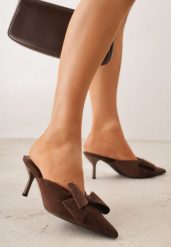 Brązowe Klapki Mule na Szpilce z Kokardką Kimoseis. Brązowe klapki damskie Renee, na lato, z aplikacjami, z materiału, z otwartym noskiem, bez obcasa, na obcasie, bez zapięcia. Za 119.99 zł.