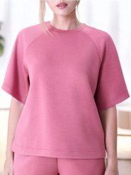 Bluza z krótkim rękawem soft touch - fioletowy. Fioletowe bluzy damskie Sinsay, l, bez wzorów, z dzianiny, bez ramiączek, bez kaptura. Za 39.99 zł.