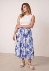 Niebieska Rozkloszowana Spódnica z Wiskozy Zdobiona Kwiatowym Wzorem Palereia. Niebieskie spódnice damskie Born2be, na co dzień, l, z aplikacjami, z tkaniny, plus size, midi, proste. Za 89.99 zł.
