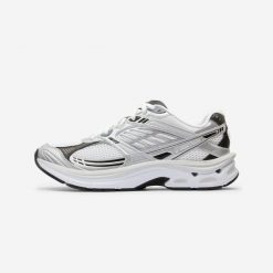 Buty sportowe damskie RR2K. Białe obuwie sportowe damskie Decathlon, bez wzorów, z kauczuku, bez zapięcia, trekkingowe. Za 319.99 zł.