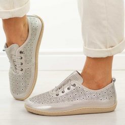 Srebrne skórzane półbuty damskie barefoot M.Daszyński Ol38-7. Szare półbuty damskie M.Daszyński, na jesień, bez wzorów, z jeansu, klasyczne, bez obcasa, na płaskiej podeszwie, bez zapięcia. W wyprzedaży za 206.10 zł.