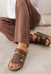 Brązowe Klapki na Grubej Podeszwie z Imitacją Korka Zapinane na Rzep Nadareida. Brązowe klapki damskie Renee, na lato, bez wzorów, boho, bez obcasa, na platformie, bez zapięcia. Za 89.99 zł.