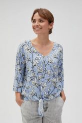 Wiskozowa koszula w kwiaty błękitna. Niebieskie koszule damskie MOODO, l, bez wzorów, z wiskozy, bez kołnierzyka, bez ramiączek. W wyprzedaży za 19.99 zł.