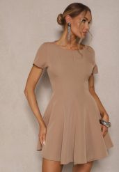Ciemnobeżowa Sukienka o Rozkloszowanym Kroju na Krótki Rękaw Zdobiona Przeszyciami Mepiza. Brązowe sukienki damskie Renee, na spotkanie biznesowe, l, z aplikacjami, eleganckie, bez kołnierzyka, bez ramiączek, mini, rozkloszowane. Za 69.99 zł.