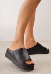 Czarne Klapki w Stylu Chunky na Platformie z Szerokim Paskiem Banoria. Czarne klapki damskie Renee, na lato, bez wzorów, z jeansu, street, bez obcasa, na platformie, bez zapięcia. Za 89.99 zł.