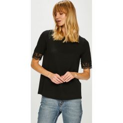 Jacqueline de Yong - Top. Czarne topy damskie Jacqueline de Yong, s, bez wzorów, z bawełny, bez kołnierzyka, bez ramiączek. W wyprzedaży za 49.90 zł.