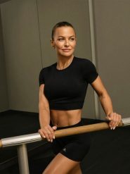 4F Crop top treningowy damski 4F x Anna Lewandowska - czarny M. Czarne topy damskie 4F, l, bez wzorów, z materiału, biznesowe, bez kołnierzyka, bez ramiączek. Za 99.99 zł.