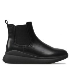 Botki Clara Barson. Czarne botki damskie Clara Barson, bez wzorów, bez obcasa, na płaskiej podeszwie, bez zapięcia. Za 99.99 zł.