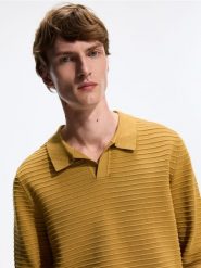 Strukturalny sweter polo - musztardowy. Swetry męskie Reserved, l, bez wzorów, z dzianiny, bez kołnierzyka, bez ramiączek. Za 139.99 zł.