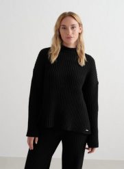 Damski sweter prążkowany, luźny, z okrągłym dekoltem, boczne rozcięcie czarny. Czarne swetry nierozpinane damskie Aim'n, m, bez wzorów, z dzianiny, biznesowe, bez kołnierzyka, bez ramiączek. Za 339.00 zł.