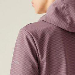 Damska kurtka wodoodporna Dare 2B Iced Softshell. Fioletowe kurtki sportowe damskie Dare 2B, bez wzorów, z elastanu, bez ramiączek, bez kaptura, trekkingowe. Za 285.50 zł.