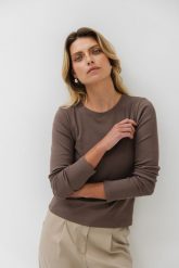BLUZKA SUZANE KAKAO S - Flawless. Bluzki damskie Flawless, s, bez wzorów, z dresówki, biznesowe, bez kołnierzyka, bez ramiączek. Za 197.00 zł.