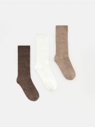 Długie skarpetki z wiskozą 3 pack - brązowy. Brązowe skarpetki damskie Reserved, bez wzorów, z wiskozy. Za 39.99 zł.