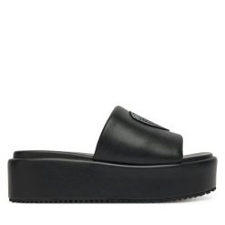 Klapki Blauer. Czarne klapki damskie Blauer, bez wzorów, bez obcasa, bez zapięcia. Za 269.99 zł.