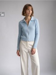 Krótki sweter z wiskozą i kołnierzem - błękitny. Niebieskie swetry nierozpinane damskie Sinsay, l, bez wzorów, z wiskozy, bez kołnierzyka, bez ramiączek. Za 69.99 zł.
