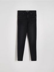 Jeansy slim fit z wysokim stanem - czarny. Czarne jeansy damskie Reserved, bez wzorów, z bawełny, z podwyższonym stanem. W wyprzedaży za 79.99 zł.