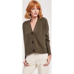 Kardigan w kolorze khaki. Zielone kardigany damskie ZOCHA, s, bez wzorów, z bawełny, bez kołnierzyka. W wyprzedaży za 197.95 zł.