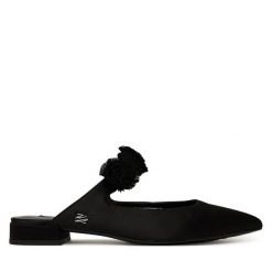 Klapki KARL LAGERFELD. Czarne klapki damskie KARL LAGERFELD, bez wzorów, bez obcasa, bez zapięcia. Za 499.99 zł.