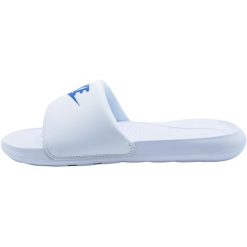 Klapki Nike Model Victori One Mens Kolor Biały. Białe klapki męskie Nike, bez wzorów, z materiału, bez zapięcia. Za 183.00 zł.