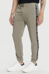 GUESS Zielone męskie spodnie dresowe z lampasami New Arlo, Rozmiar L. Zielone spodnie sportowe męskie Guess, l, z aplikacjami, z dresówki. W wyprzedaży za 258.99 zł.