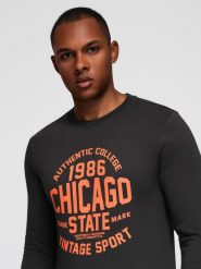 Męska bluza nierozpinana z nadrukiem collegowym - ciemnobrązowa V2 - Rozmiar: S. Brązowe bluzy męskie Ombre Clothing, m, bez wzorów, z bawełny, bez ramiączek, bez kaptura. W wyprzedaży za 49.99 zł.